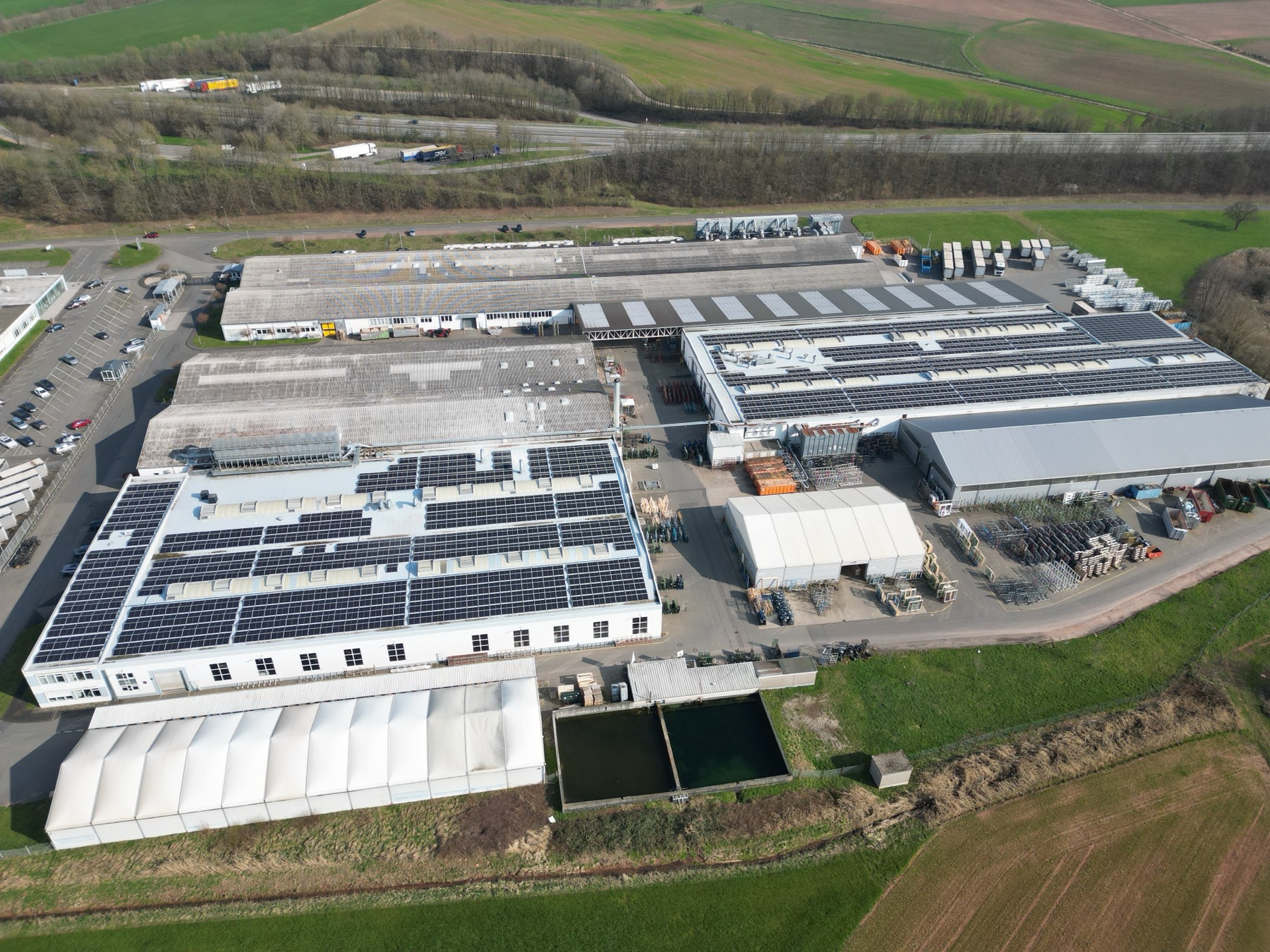 Industriehalle mit großflächiger Dach-Photovoltaikanlage