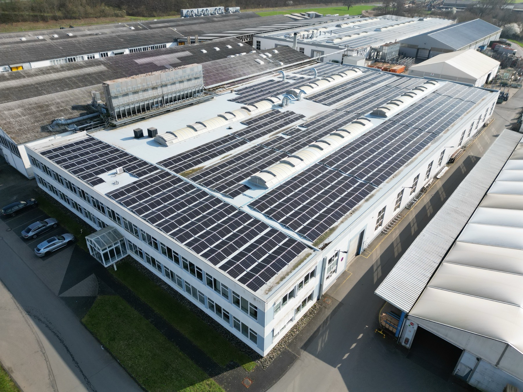 Aufdach-Photovoltaikanlage auf einem Industriekomplex