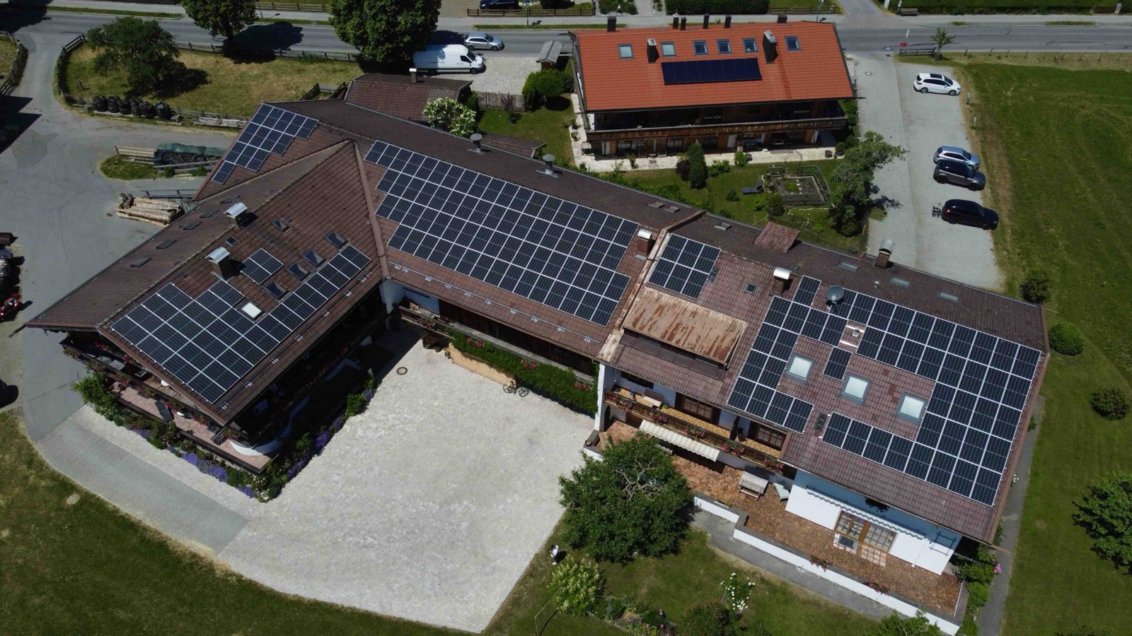 Bauernhof mit Photovoltaik auf mehreren Dächern