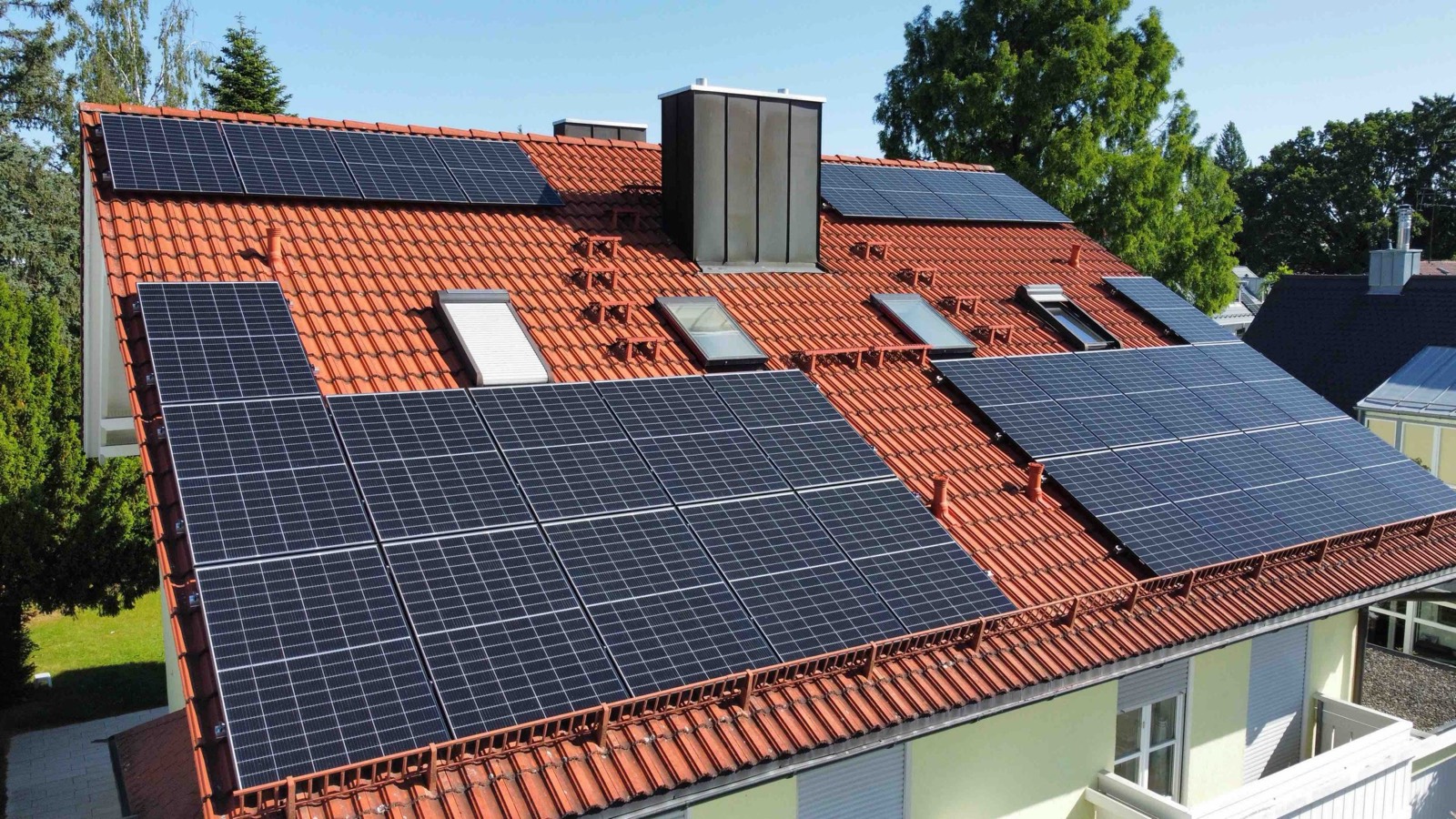 Doppelhaus mit PV auf beiden Dachhälften