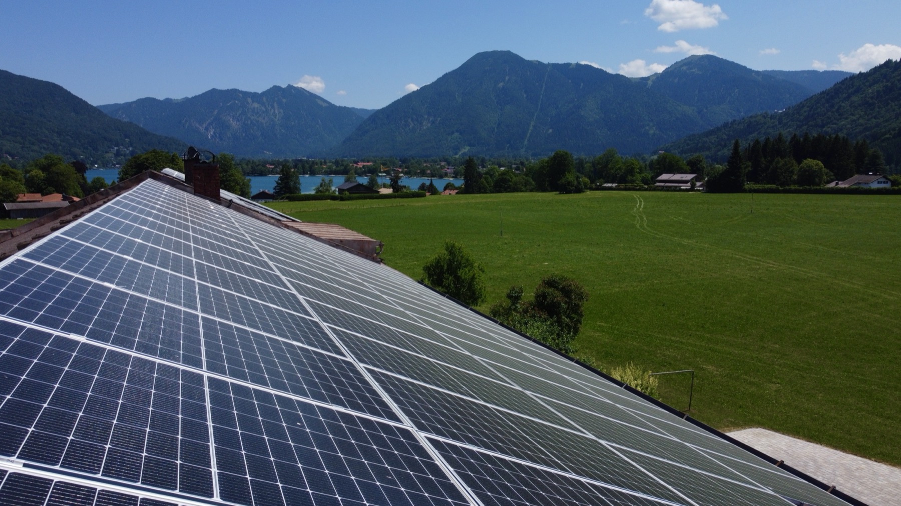 Photovoltaikanlage mit Blick über den Tegernsee