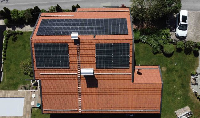 Solaranlage Einfamilienhaus PV Module mit Stromspeicher
