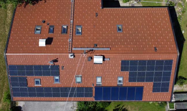 Solaranlage mit Stromspeicher auf Mehrfamilienhaus
