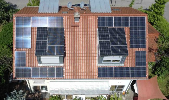 Photovoltaik Module für Sonnenenergie Dachgaube