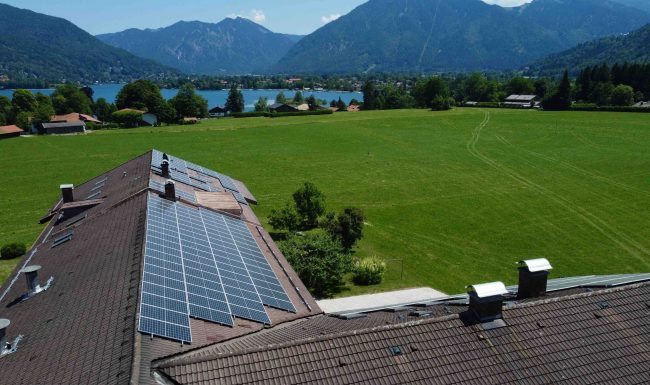 Photovoltaik PV Module montiert am Tegernsee