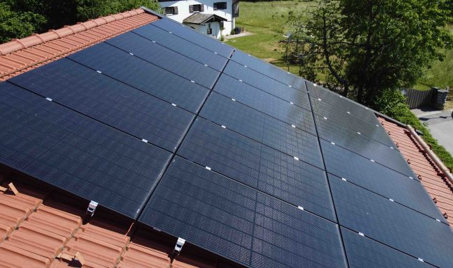 Solaranlage PV Module montiert auf Dach
